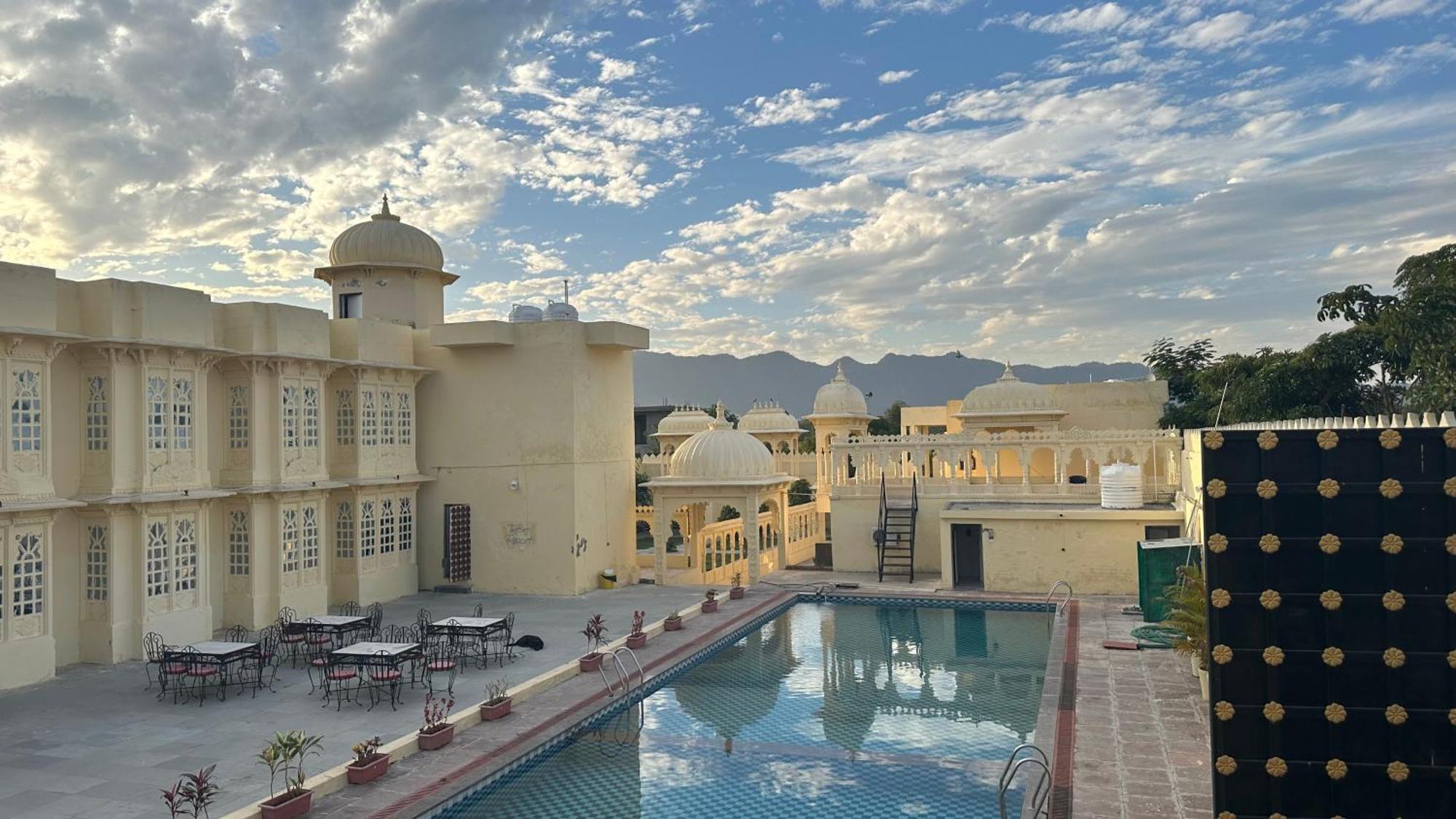 The Burj Resort Luxurious Stay Удайпур Экстерьер фото